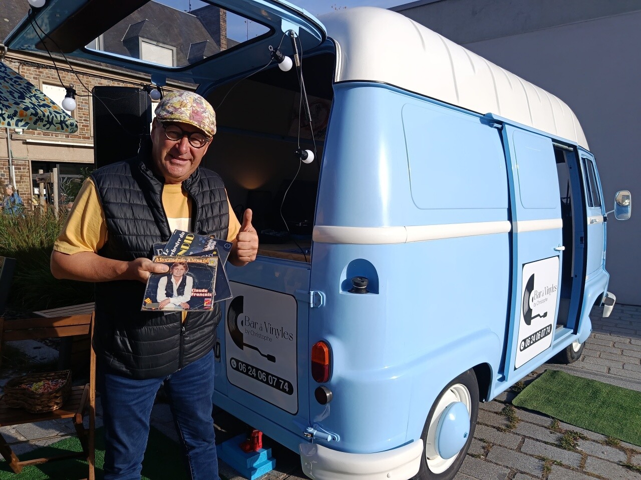 Image d'illustration pour: L'animateur Christophe Breux lance un concept de bar à vinyles dans le Sud Manche