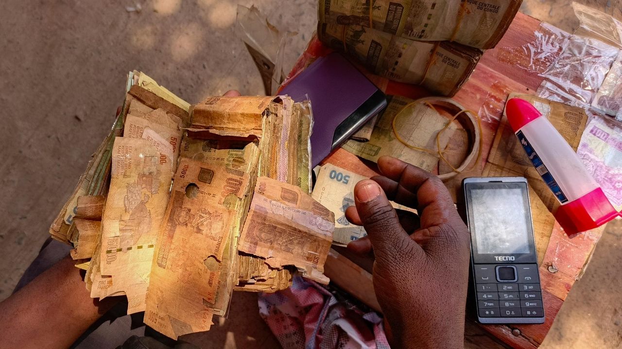 Image d'illustration pour: A rebel-held Congolese city uses damaged banknotes due to a cash shortage