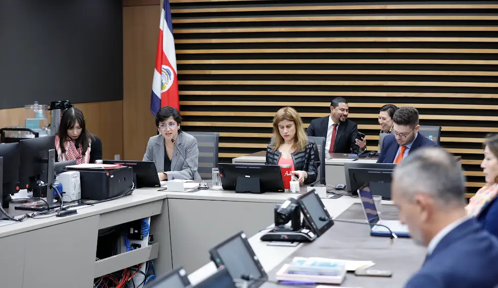 Image d'illustration pour: Comisión legislativa recomienda levantar inmunidad a Rodrigo Chaves por caso BCIE