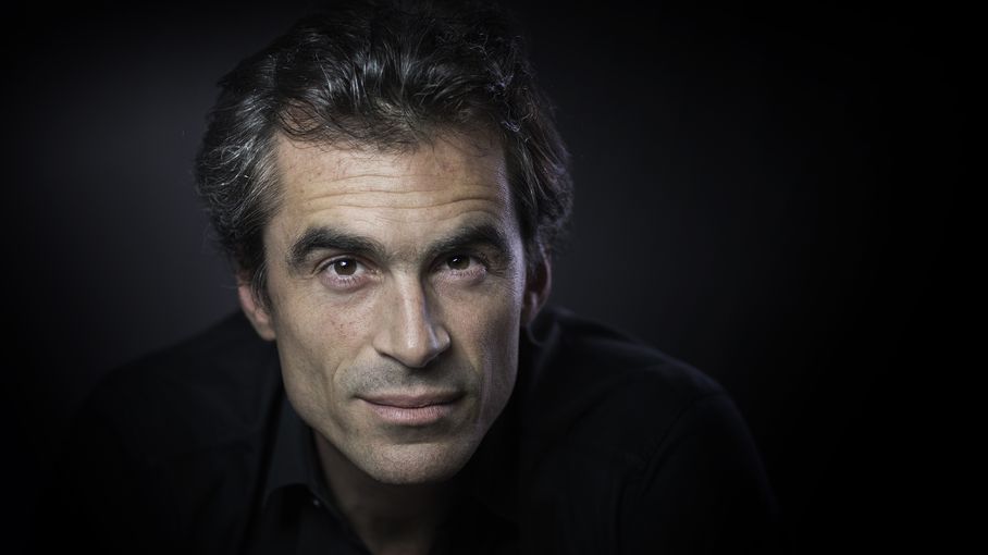 Image d'illustration pour: Raphaël Enthoven au festival littéraire de Besançon : le philosophe regrette une phrase "malheureuse" sur les journalistes de Gaza et se rendra au festival pour s'expliquer