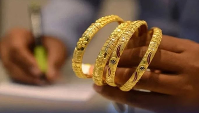 Image d'illustration pour: Gold tumbles to Rs384,000 in Pakistan amid global dip
