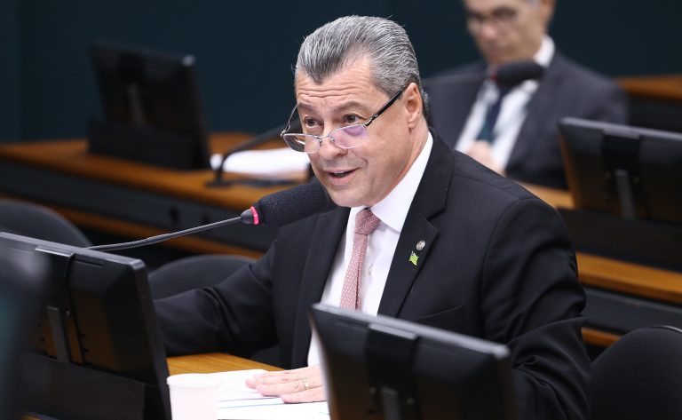 Image d'illustration pour: Comissão aprova proposta de transferência de universitário para tratamento de câncer - Notícias