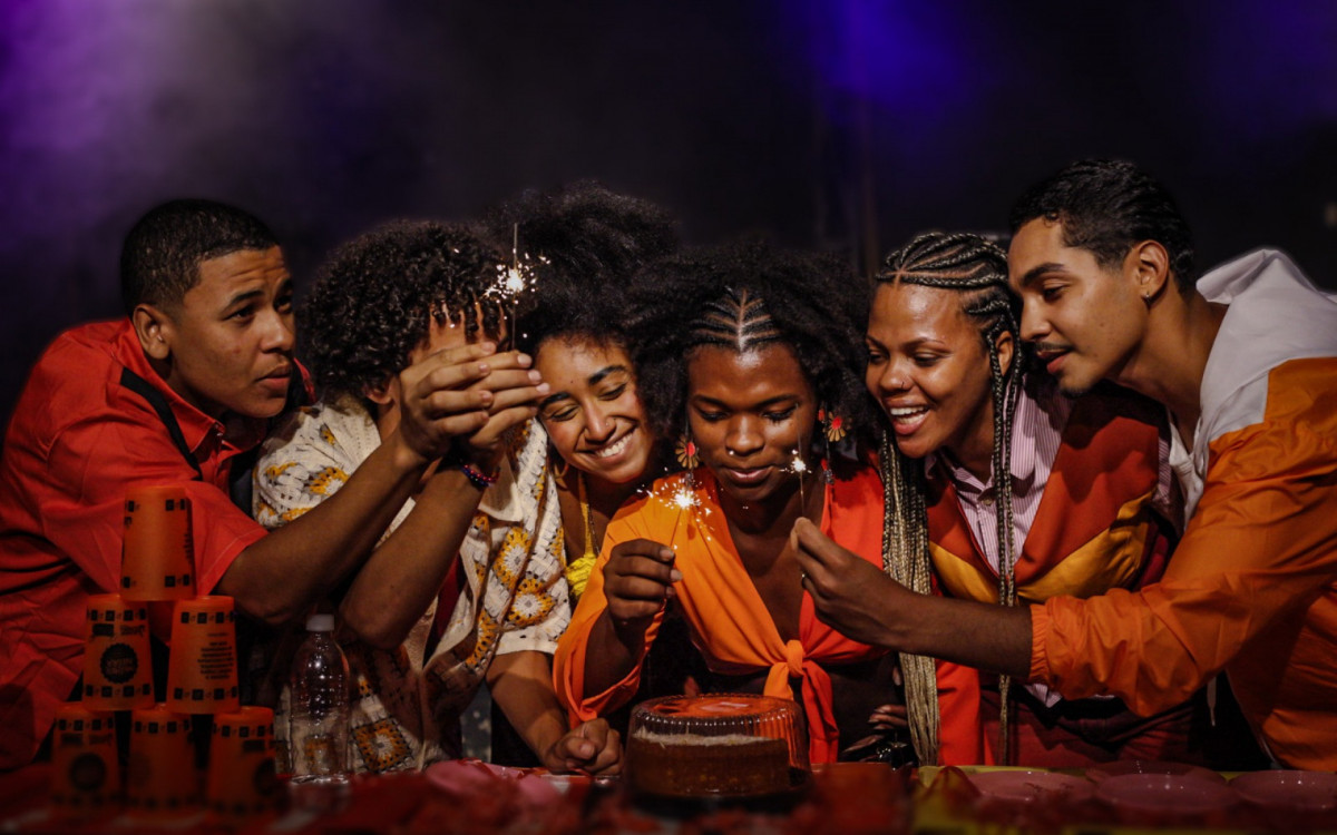 Image d'illustration pour: Grupo Código celebra 20 anos com "Cabeça de Porco - Retratos de um Território"
