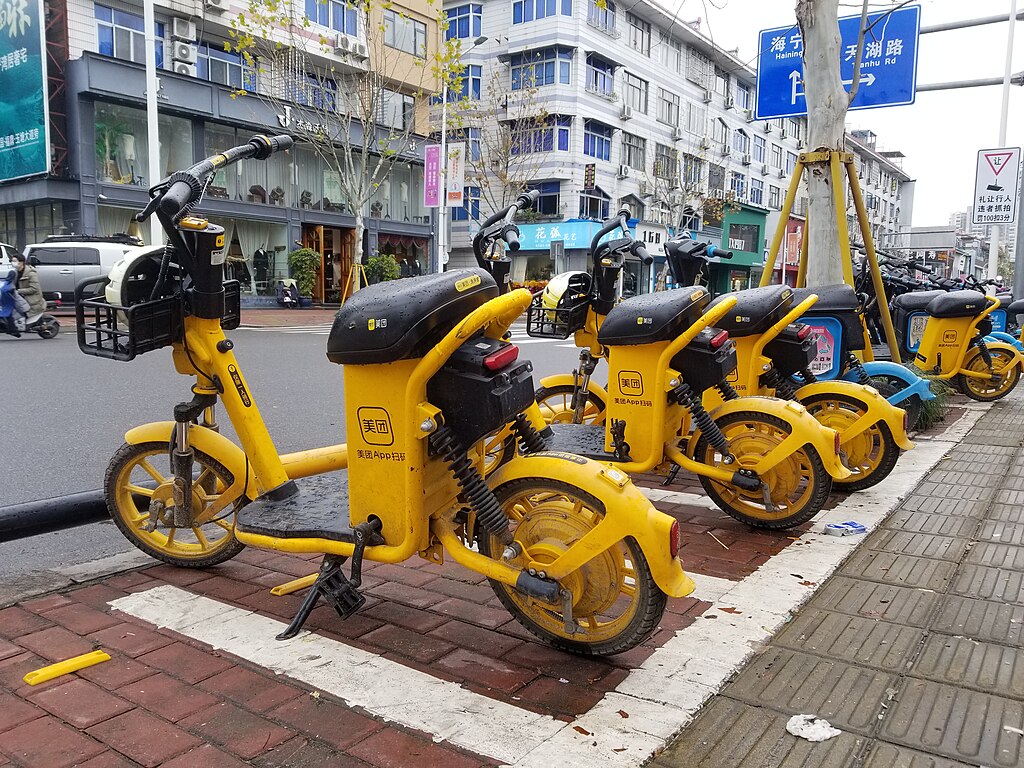 Image d'illustration pour: Meituan Launches AI Agent Xiaomei to Boost Food Delivery Amid Rising Competition - EconoTimes