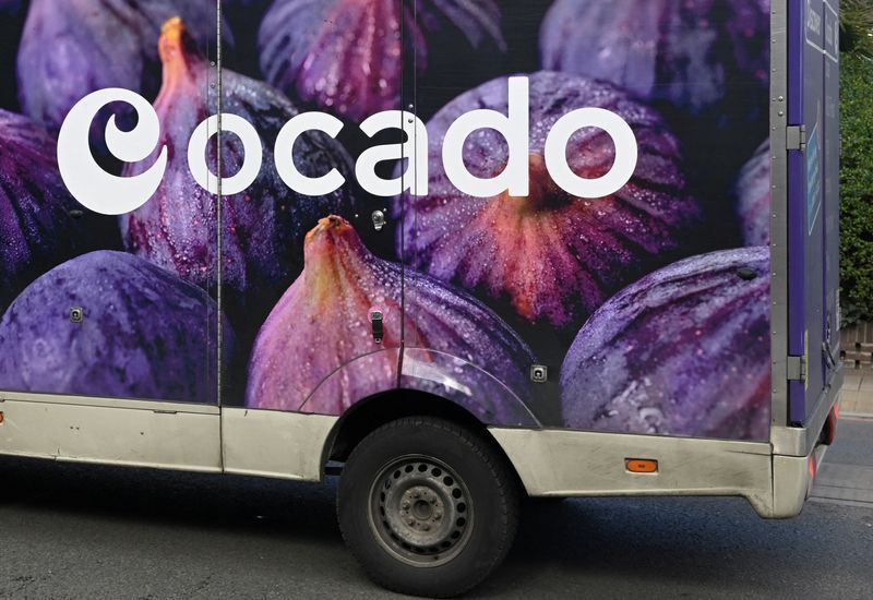 Image d'illustration pour: Ocado shares plunge 13% as US partner Kroger rethinks warehouse strategy