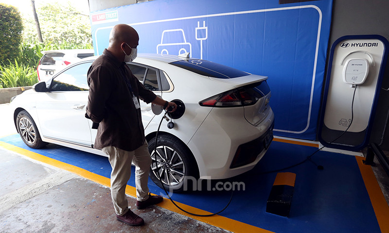 Image d'illustration pour: Pemerintah Tak Perpanjang Insentif Mobil Listrik Impor, Pengamat: Itu Penting, Tetapi