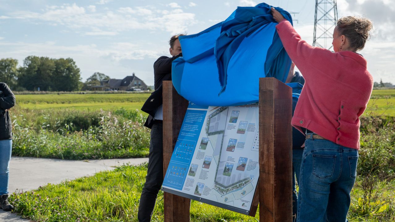 Image d'illustration pour: Informatiebord onthuld op bedrijventerrein Betterwird