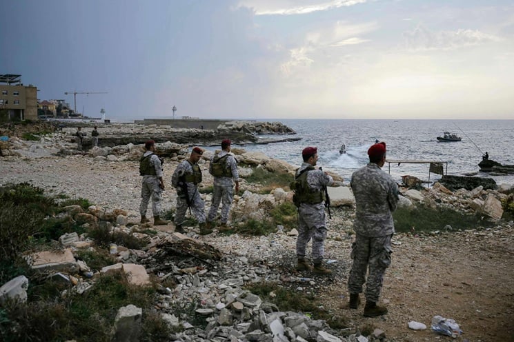 Image d'illustration pour: الجيش اللبناني: إصابة 3 عسكريين وتوقيف 22 شخصاً خلال إحباط مغادرة سفينة وقود بطريقة غير قانونية
