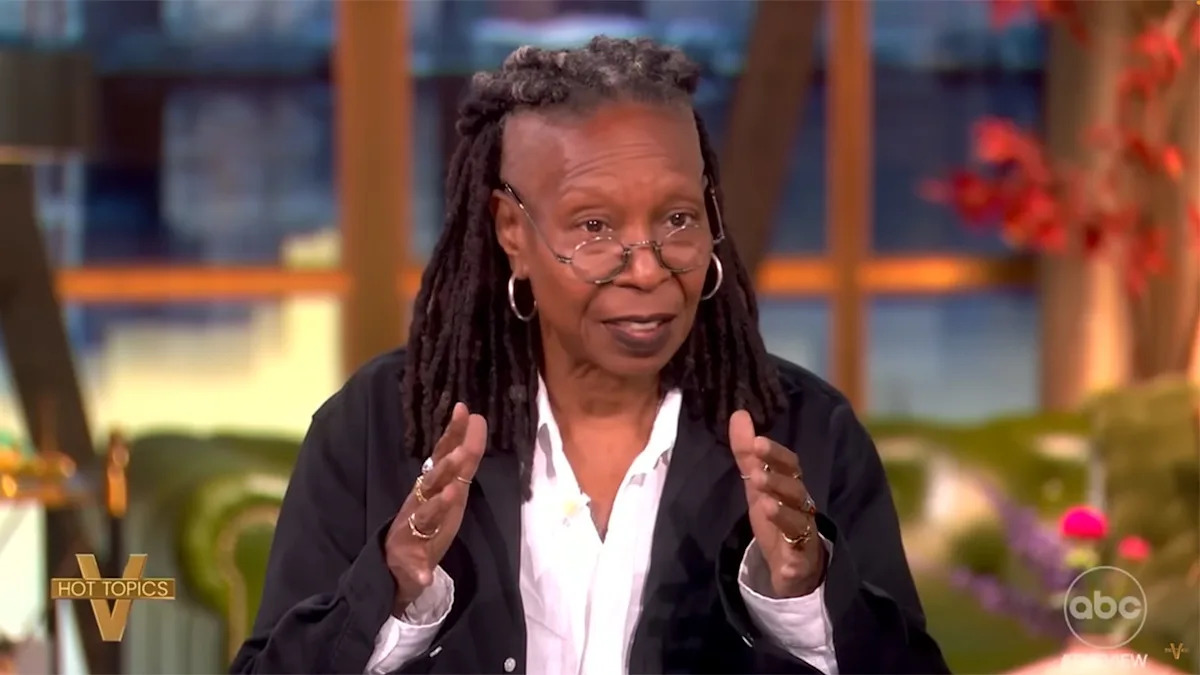 Image d'illustration pour: Whoopi Goldberg lashes out at Democrats, says they should have 'kept their mouths shut' about Biden