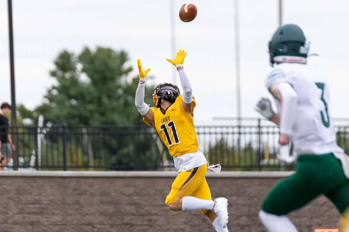 Image d'illustration pour: Zeeland East football catches rhythm in win over Alpena to remain unbeaten