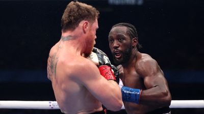 Image d'illustration pour: Terence Crawford despoja a 'Canelo' Álvarez de los títulos supermedianos
