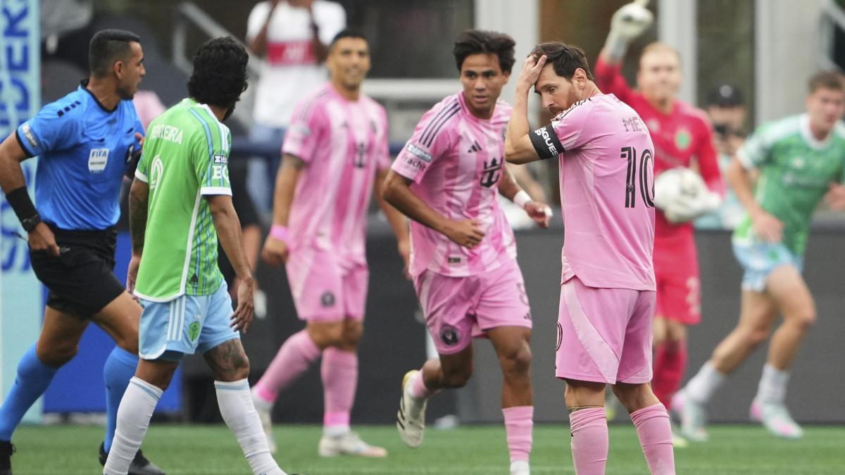 Image d'illustration pour: Messi falla un penalti a lo 'Panenka' y su equipo acaba goleado en Charlotte
