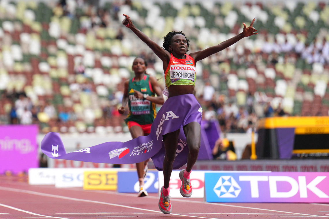 Image d'illustration pour: Peres Jepchirchir sprints to marathon gold at World Athletics Championships