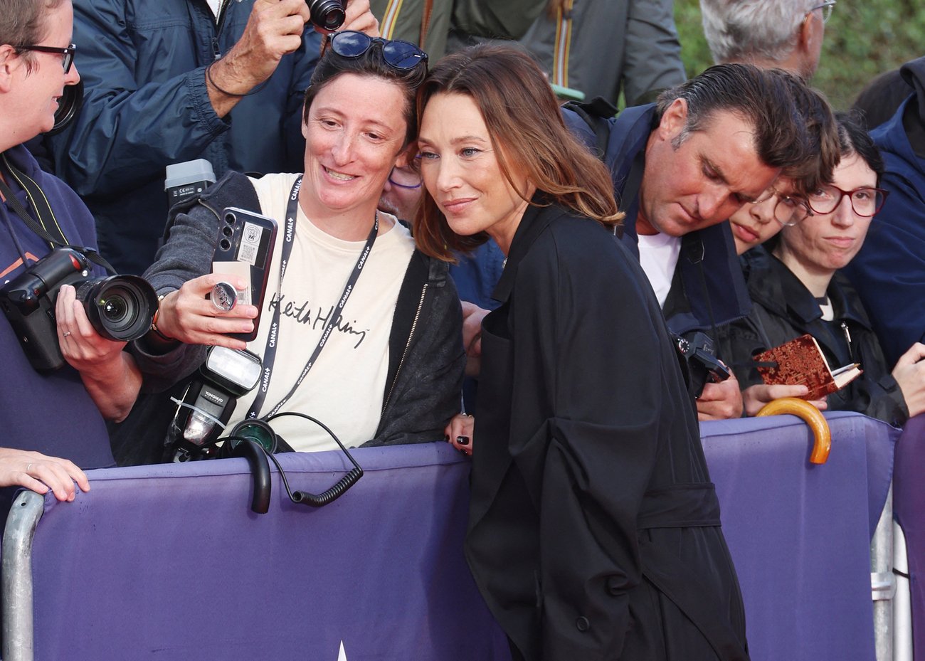 Image d'illustration pour: Laura Smet : robe courte et collier de perles, elle se la joue femme fatale à Deauville - Closer