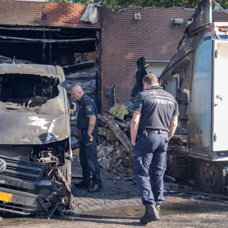 Image d'illustration pour: Politie doet onderzoek na brand die bestelbus en visverkoopwagen verwoestte