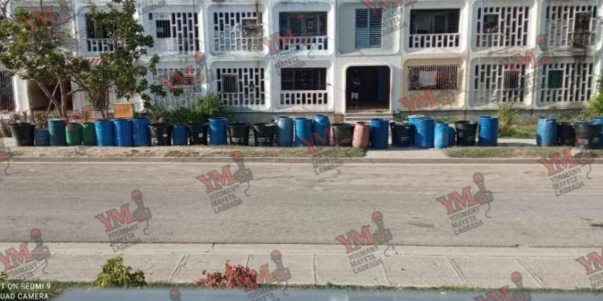 Image d'illustration pour: Hasta los tanques vacíos hacen cola para el agua en Santiago de Cuba