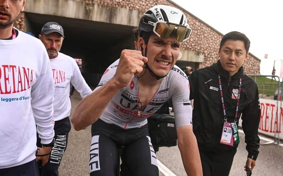 Image d'illustration pour: João Almeida volta a fazer história no ciclismo com segundo lugar na Volta a Espanha