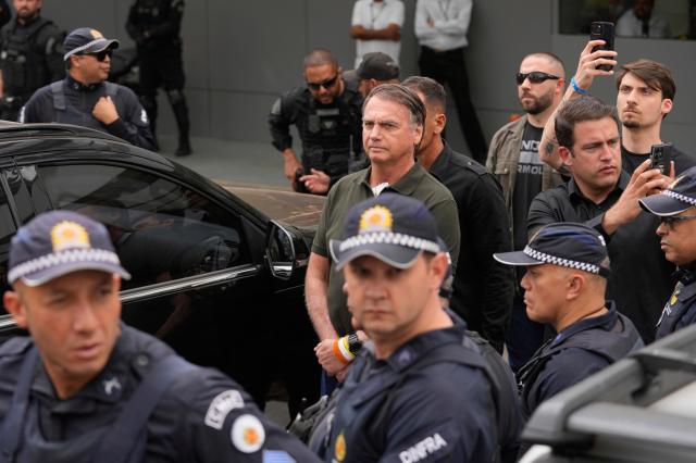 Image d'illustration pour: Brazil ex-President Jair Bolsonaro briefly leaves house arrest for hospital visit