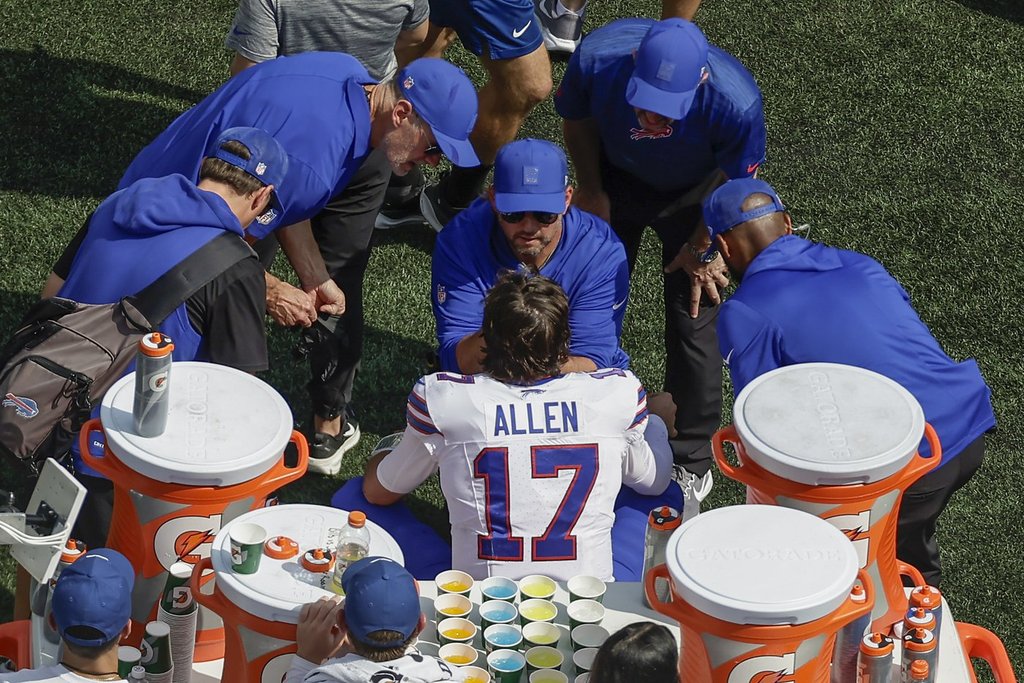 Image d'illustration pour: Bills' Josh Allen leaves game for 2 plays with a bloody nose after being hit in the face vs. Jets