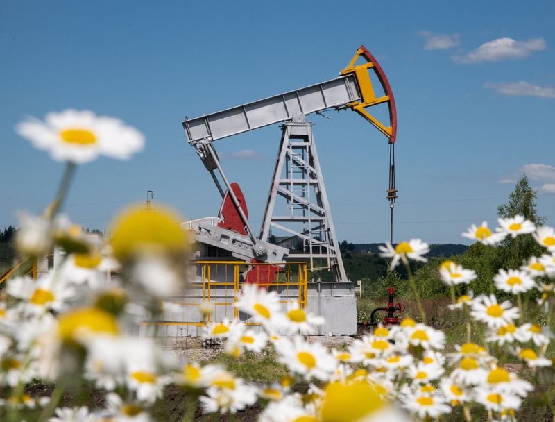 Image d'illustration pour: Oil holds gains as investors eye impact from attacks on Russian energy facilities
