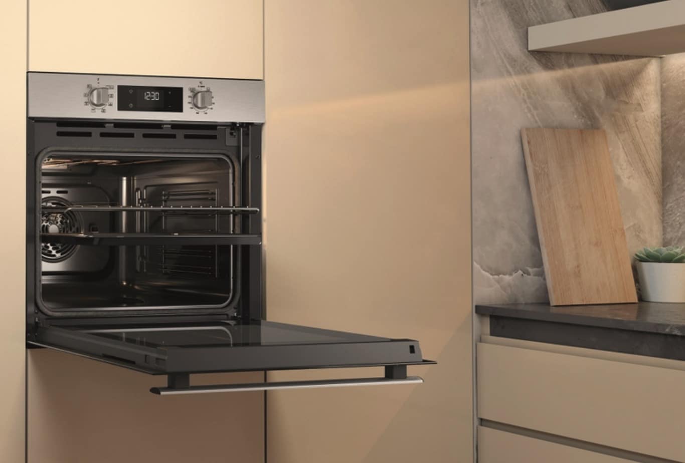 Image d'illustration pour: Fini les galères en cuisine : ce four encastrable Whirlpool est à 329€, et il fait le job à la perfection - Minutes Maison