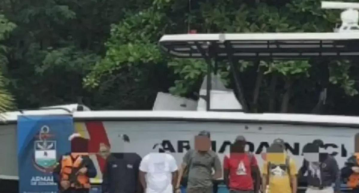 Image d'illustration pour: Golpe en Bocas de Ceniza: Armada decomisa tonelada de coca y prende alerta en la lucha antidrogas