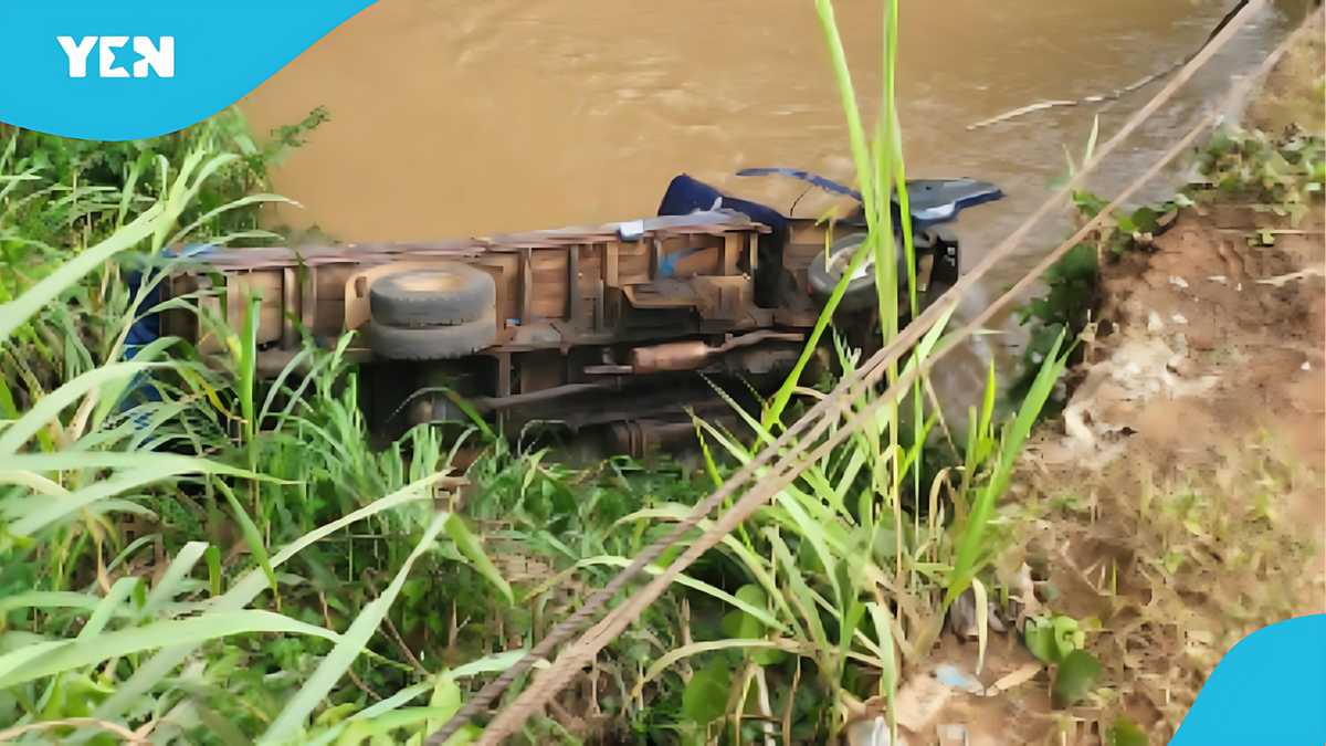 Image d'illustration pour: Two severely injured as Kia truck loaded with salt, falls off Wegbe bridge in Hohoe municipality