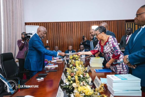 Image d'illustration pour: Budget 2026 : Suminwa Tuluka dépose un projet de loi ambitieux de 20,3 milliards USD - Journal de Kinshasa