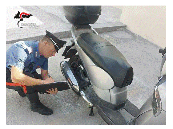 Image d'illustration pour: A bordo di uno scooter rubato "mascherato" con la targa di un altro motorino: denunciato dai Carabinieri