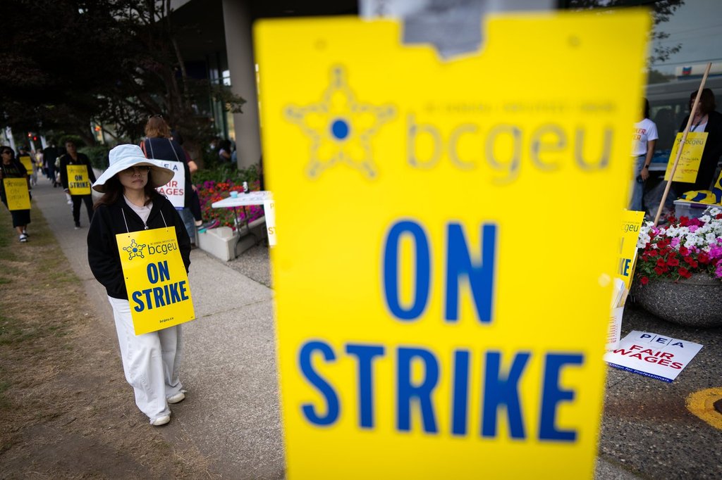 Image d'illustration pour: BCGEU escalates job action, bans overtime for correctional officers and sheriffs