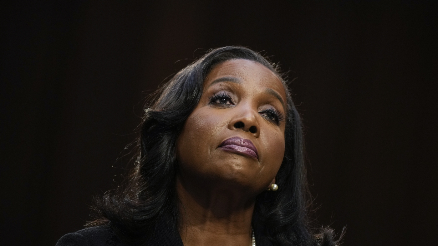 Image d'illustration pour: Appeals Court Says Lisa Cook Can Stay On The Federal Reserve Board -- For Now - Beritaja