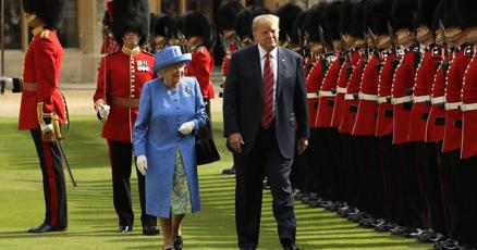 Image d'illustration pour: From Carter's kiss to Trump's step ahead: Famous presidential gaffes toward British royals (copy)