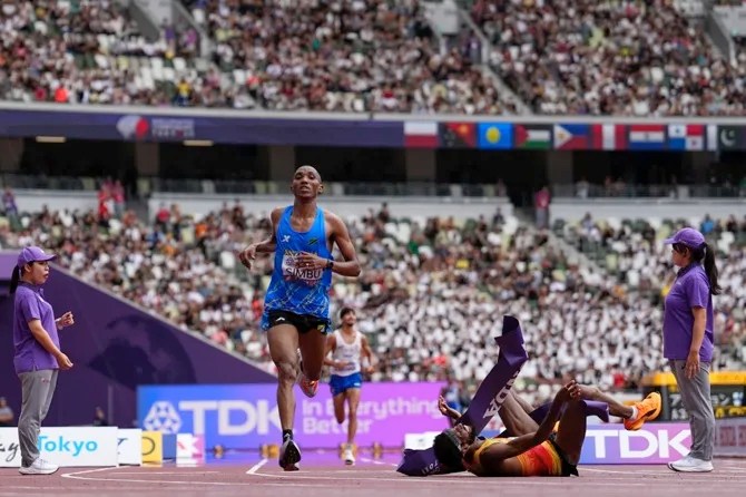 Image d'illustration pour: Marathon at worlds takes weird twists: a false start, a near wrong turn and, finally, a photo finish