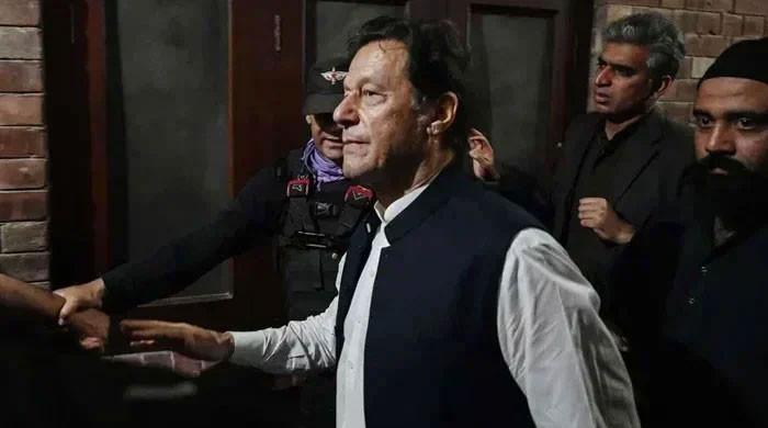 Image d'illustration pour: Imran Khan refuses to name who runs his social-media accounts, says 'they would be kidnapped'