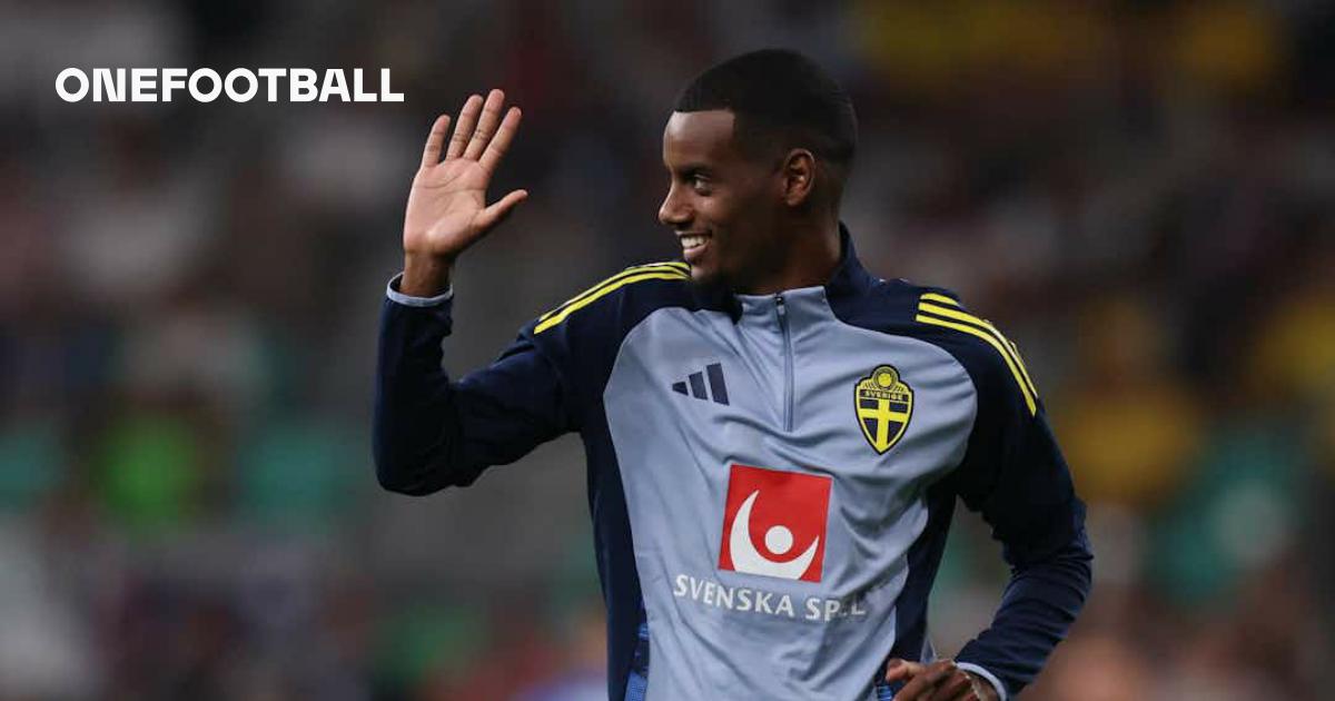 Image d'illustration pour: Virgil Van Dijk hails Alexander Isak as "complete striker"