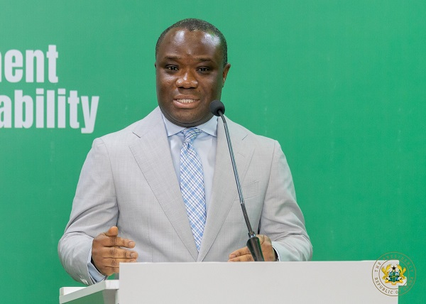 Image d'illustration pour: Government to reinstate dismissed public workers - Felix Kwakye Ofosu