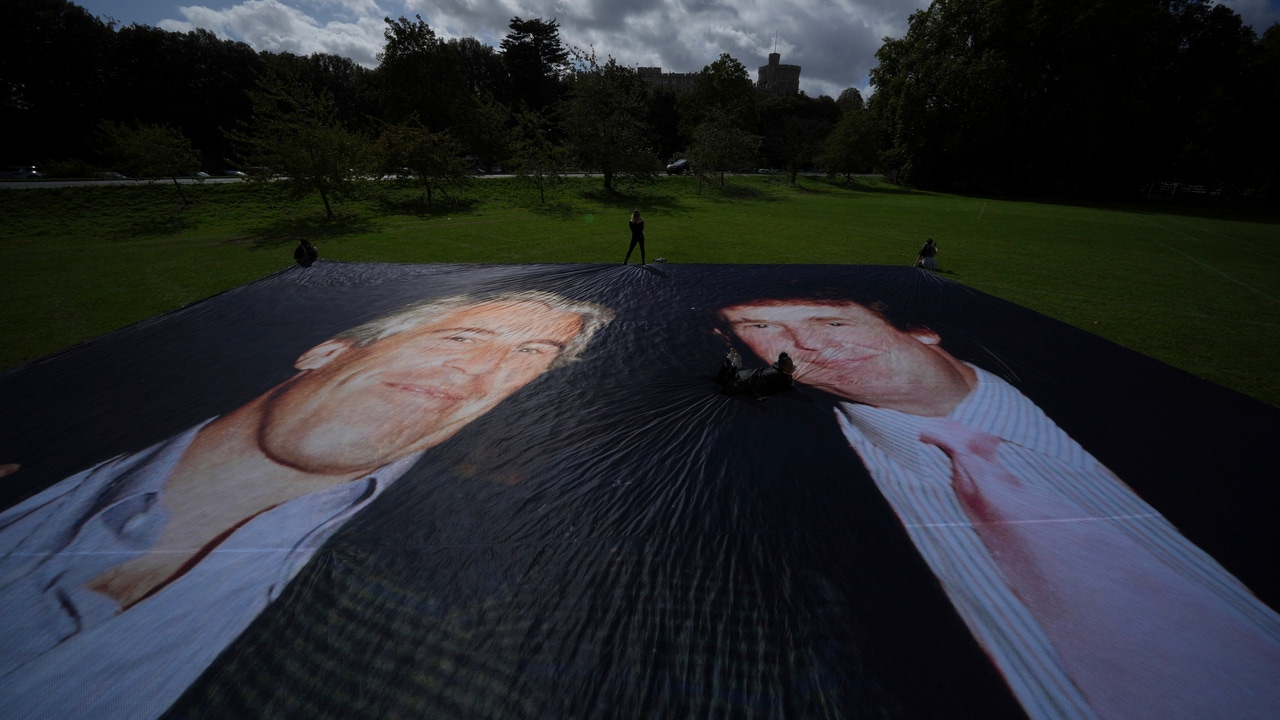 Image d'illustration pour: Detenidas 4 personas por proyectar una imagen de Trump y Epstein en el castillo de Windsor