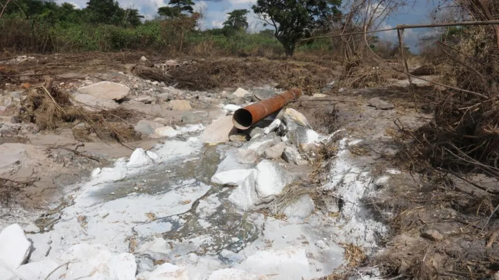 Image d'illustration pour: Zambian Farmers File Landmark $80 Billion Lawsuit Over Copper Mine Spill - MiningFocus Africa