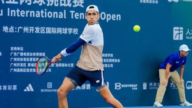 Image d'illustration pour: Alejandro Tabilo ganó un partido de dientes apretados y se metió en el cuadro principal del ATP de Chengdú