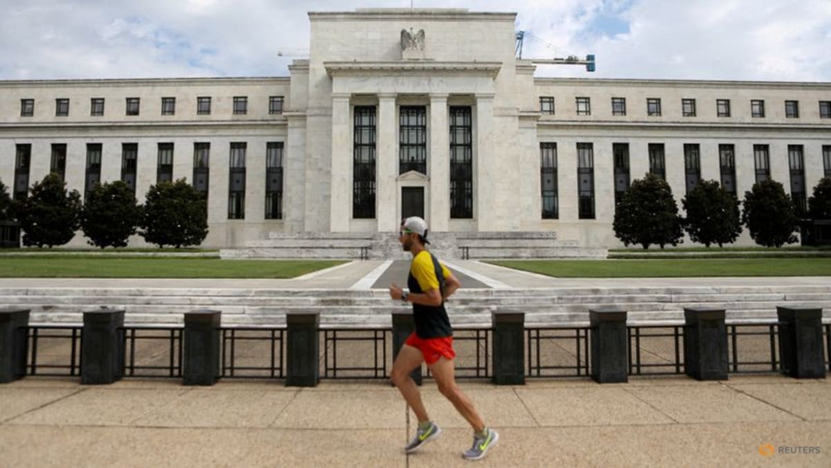 Image d'illustration pour: US Fed cuts rates by quarter point, signals more reductions ahead