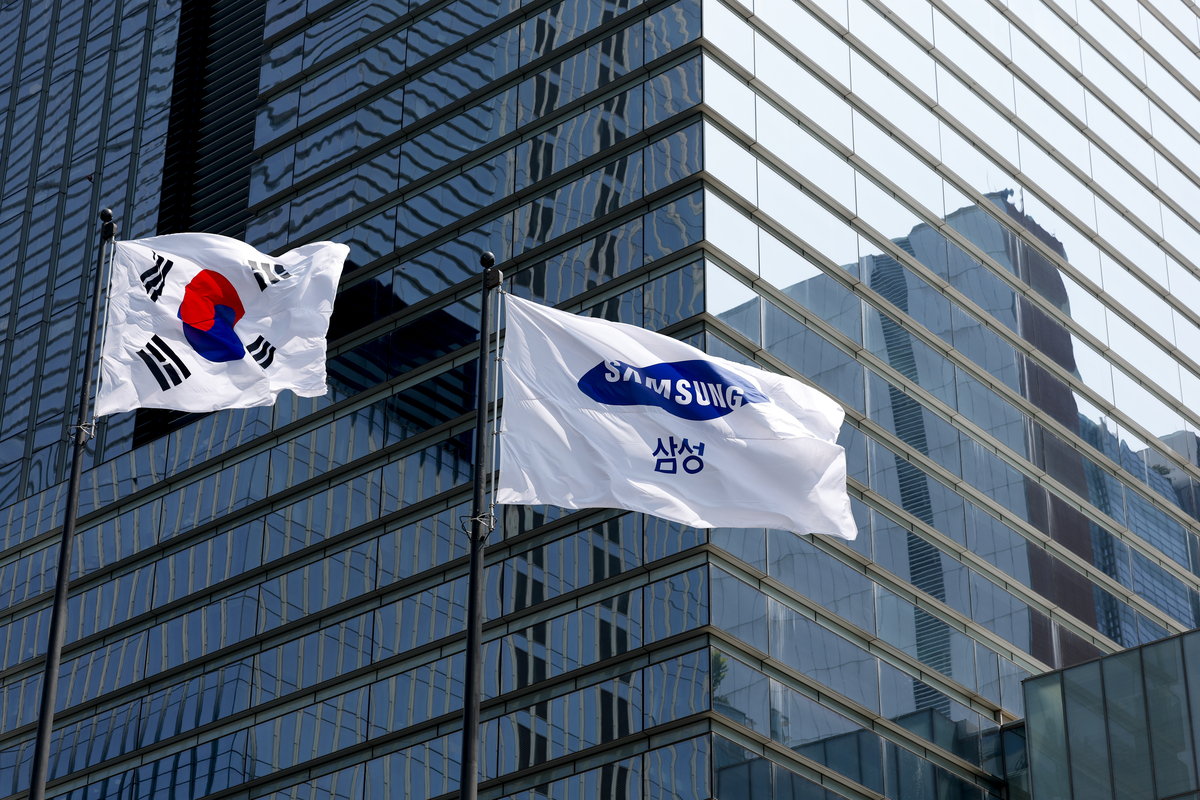 Image d'illustration pour: '80층 구조대 왔다'···삼성전자, 1년1개월만에 '8만전자' 복귀