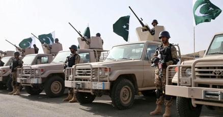 Image d'illustration pour: Saudi Arabia signs mutual defense pact with nuclear-armed Pakistan after Israeli attack on Qatar