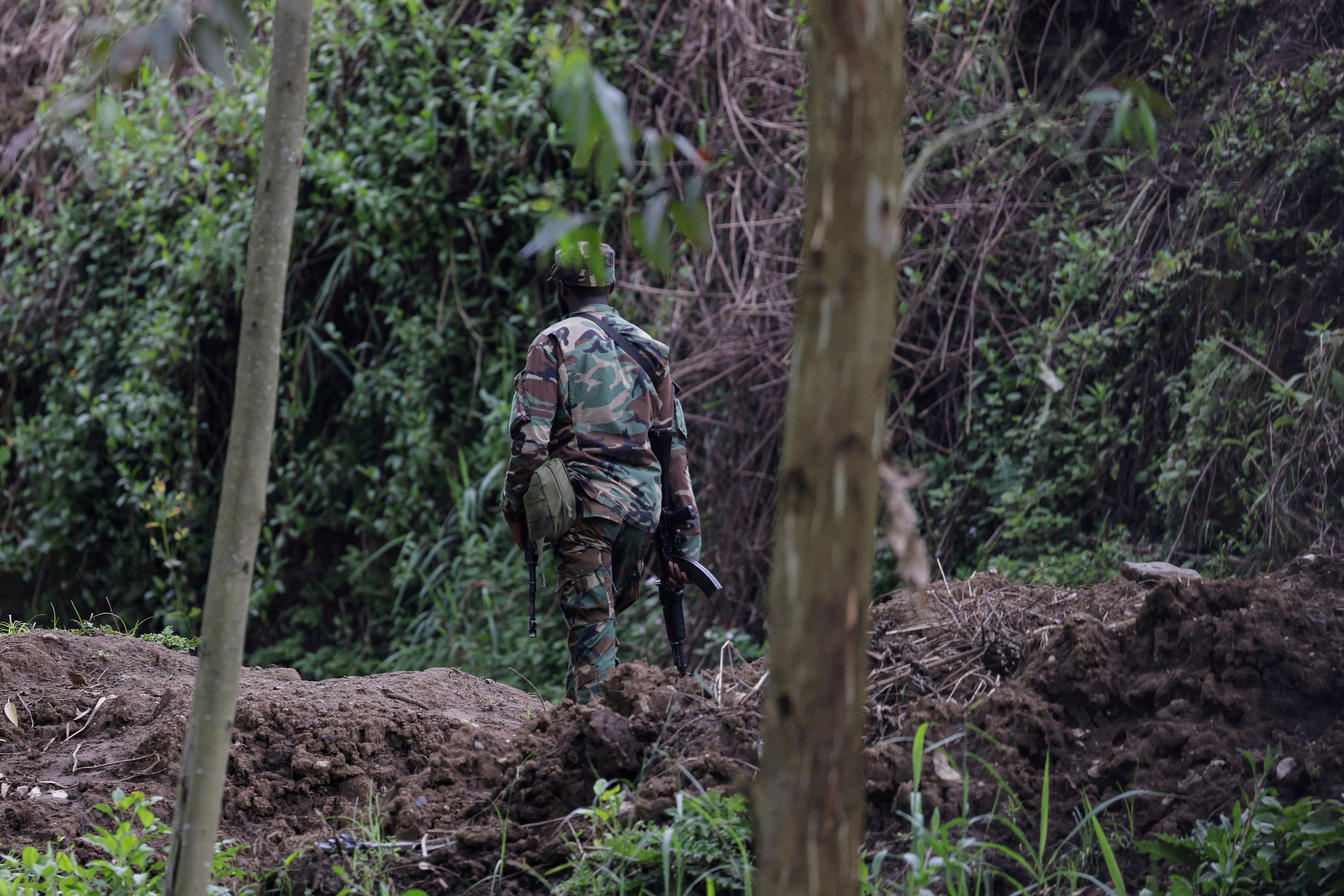 Image d'illustration pour: In Congo, army and rebels dig in for war Trump says is over