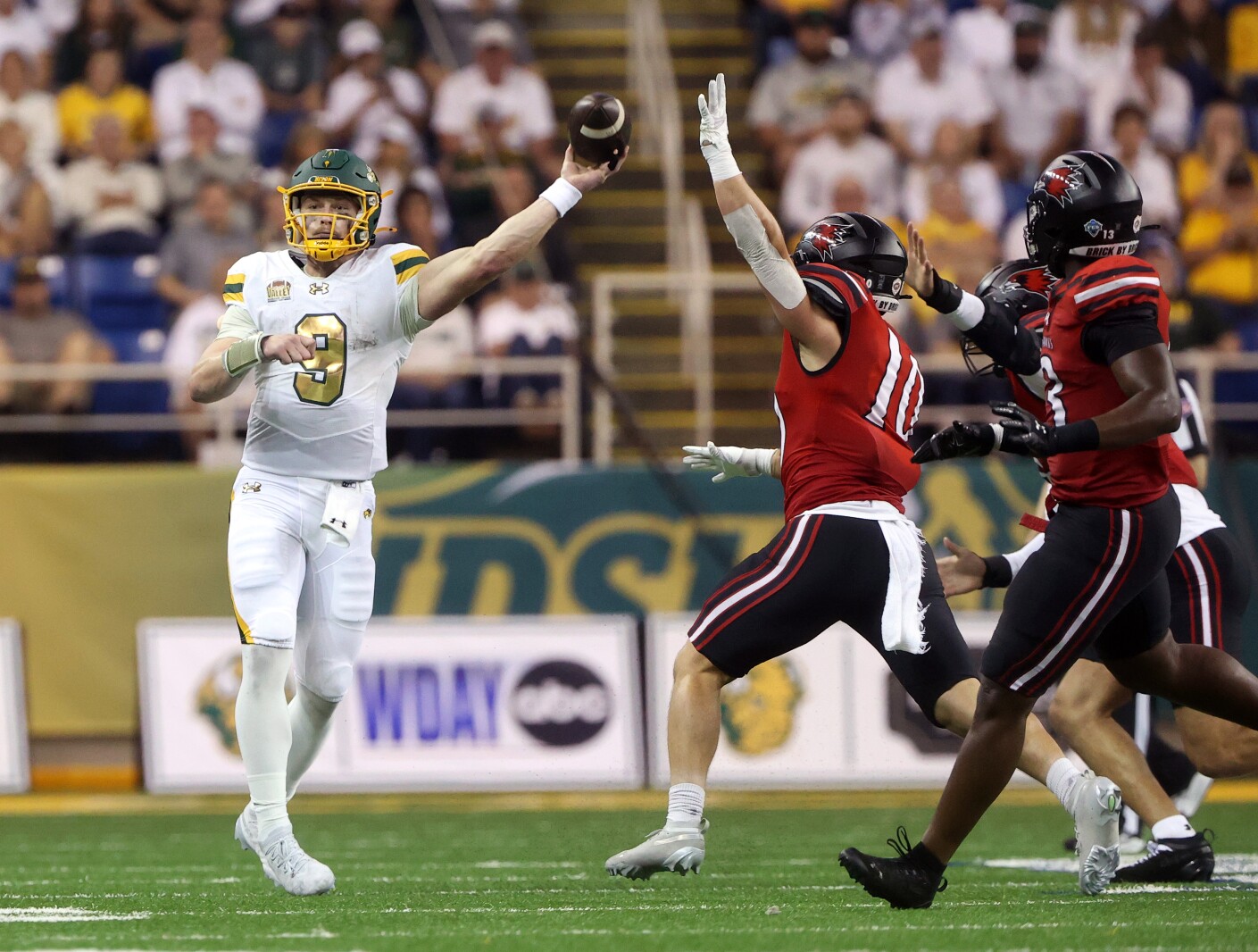 Image d'illustration pour: McFeely: Fargo Air Show? NDSU ranked top passing offense in college football