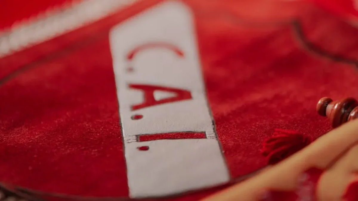 Image d'illustration pour: Independiente sacó un comunicado sobre la disputa de marcas de su camiseta para 2026