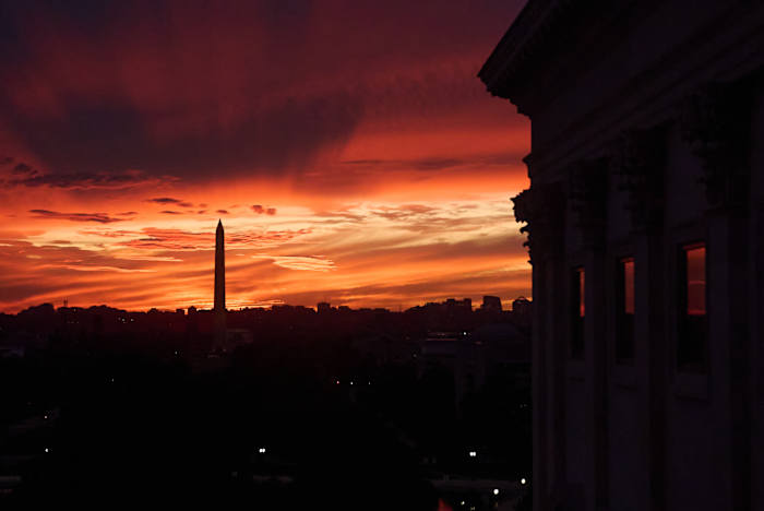 Image d'illustration pour: Government shutdown begins as nation faces new period of uncertainty