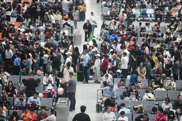 Image d'illustration pour: China's 'super golden week' forecast to spark travel boom at home and abroad