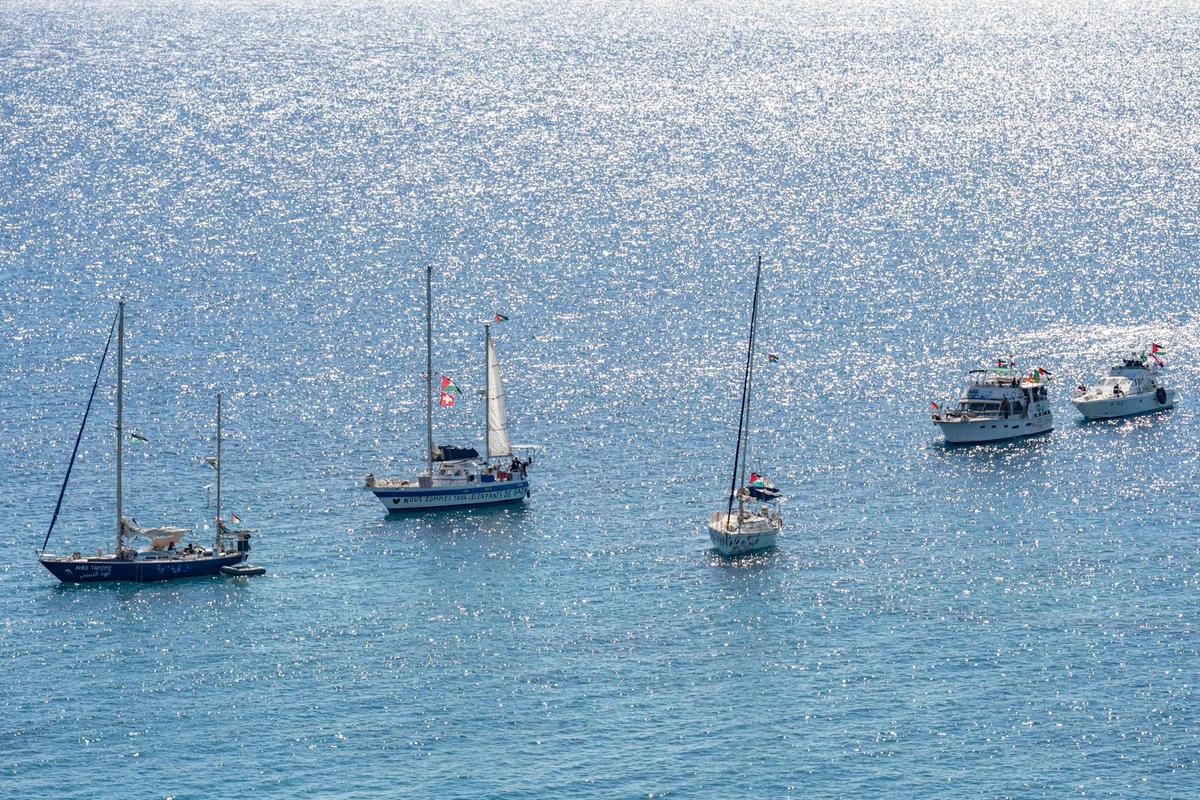 Image d'illustration pour: Flotilla nella 'zona rossa'. "Avvicinati da imbarcazioni non identificate. Continuiamo a navigare verso Gaza"