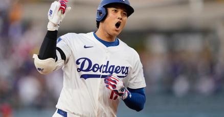 Image d'illustration pour: Ohtani hits 2 homers for Dodgers in playoff opener against Reds