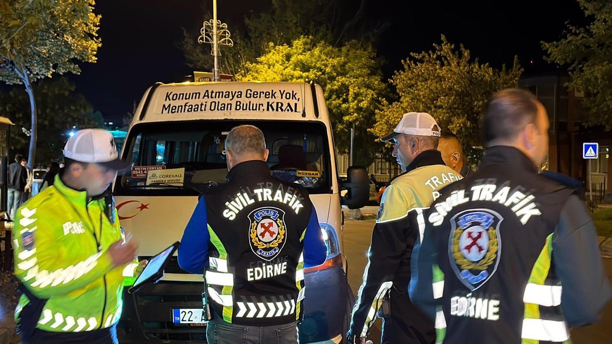 Image d'illustration pour: Edirne'de polisten denetim; 4 araç trafikten men edildi